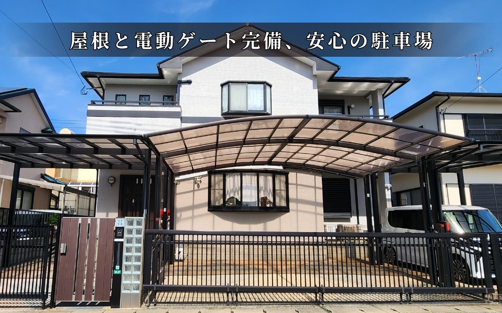 宇美町四王寺坂のサロン外観。屋根付き駐車場から玄関まで濡れずに移動できるバリアフリーな動線と、防犯・プライバシーを守る電動ゲートの様子。